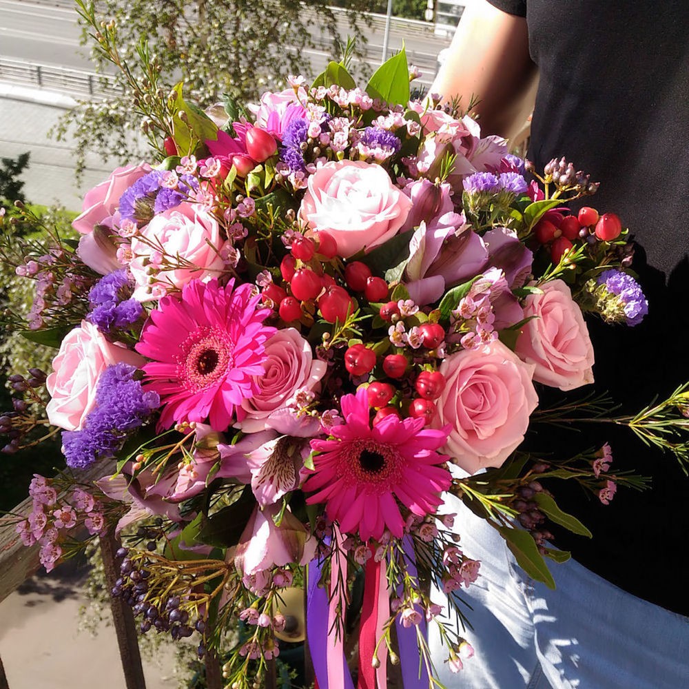 Букет из гербер, роз, альстромерий 