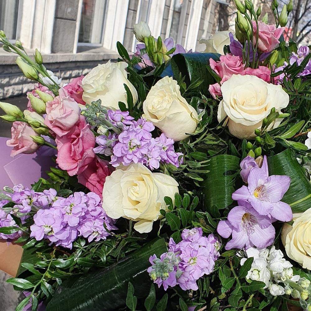 Ароматный букет с матиоллой,розой и лизиантусом