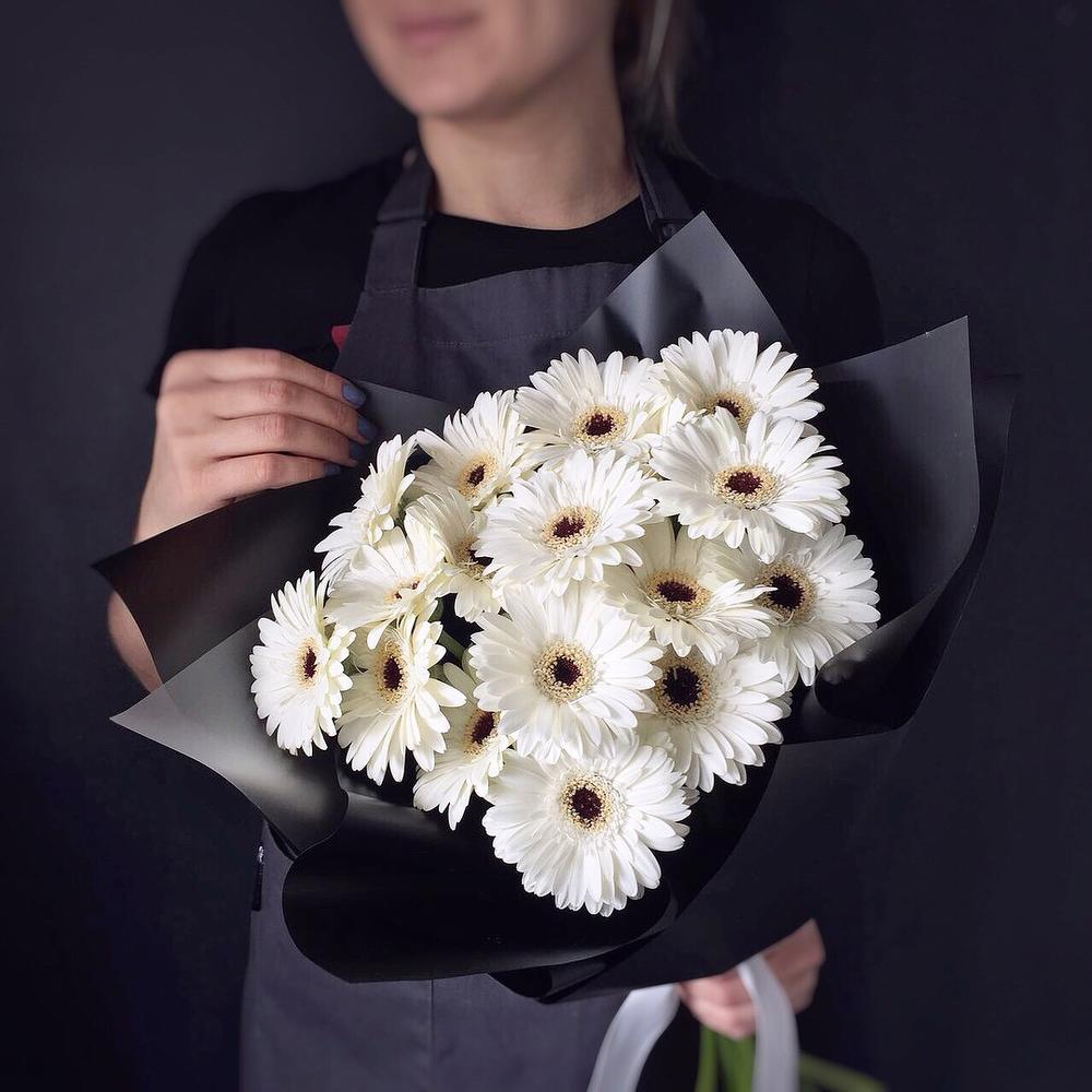 Букет из 17 белых мини гербер в упаковке 