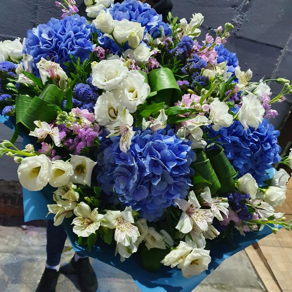 Букет-гигант с гортензией,лизиантусом и альстромерией