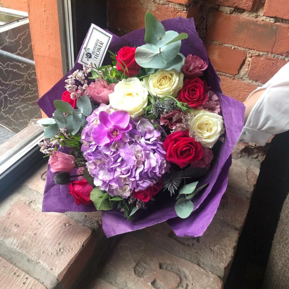 Букет из гортензии, эригниума, лизиантуса и роз 