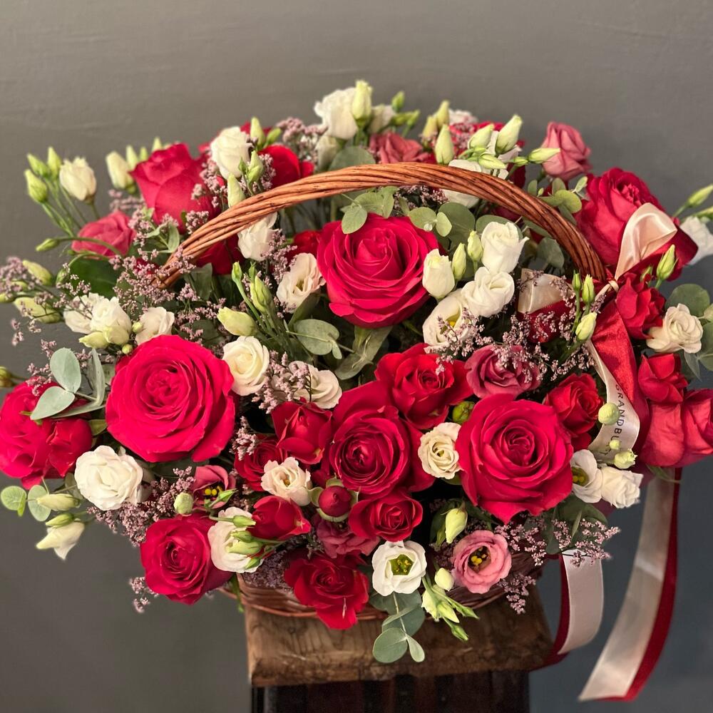 Корзина цветов в ярких оттенках «Эффектно» на день рождения, сестре, маме, подруге, коллеге, на свадьбу