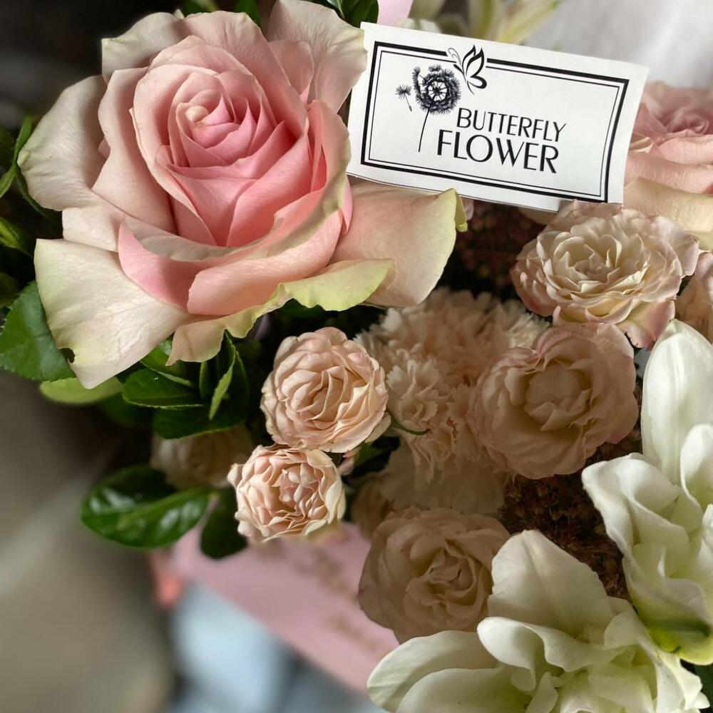 Букет из роз, лилии, альстромерии, гвоздики, кустовых роз, седума, бересклета и самшита в деревянном ящике 