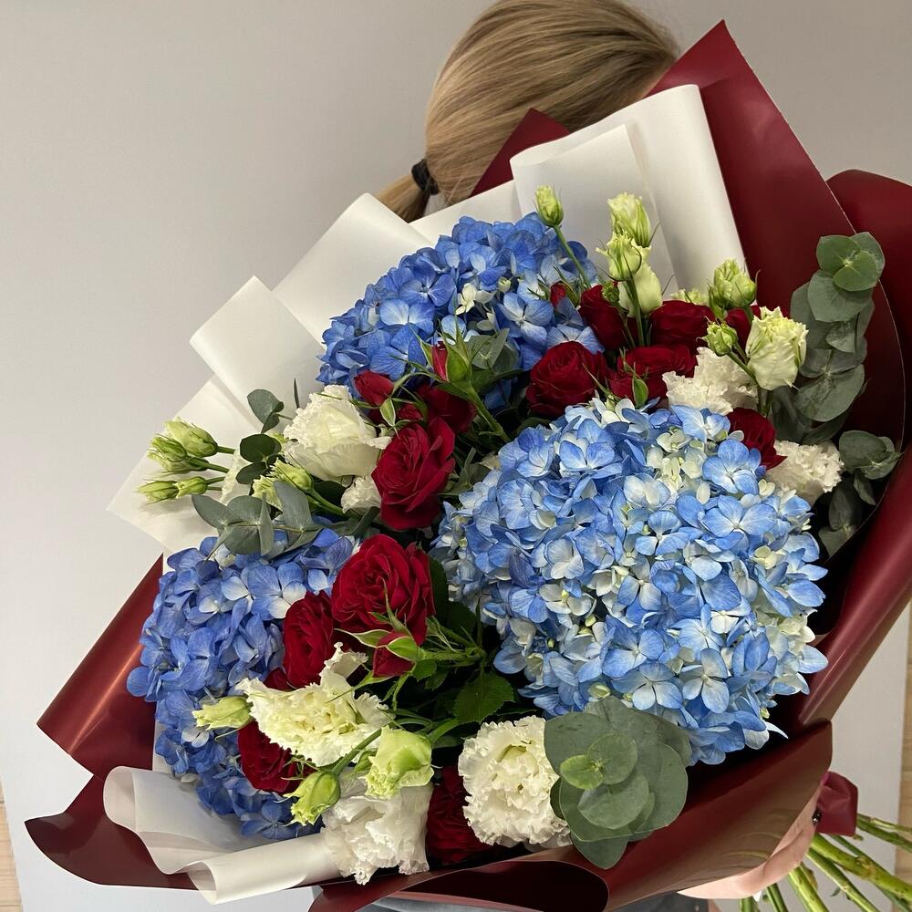 Букет с гортензиями, кустовыми розами и эустомой