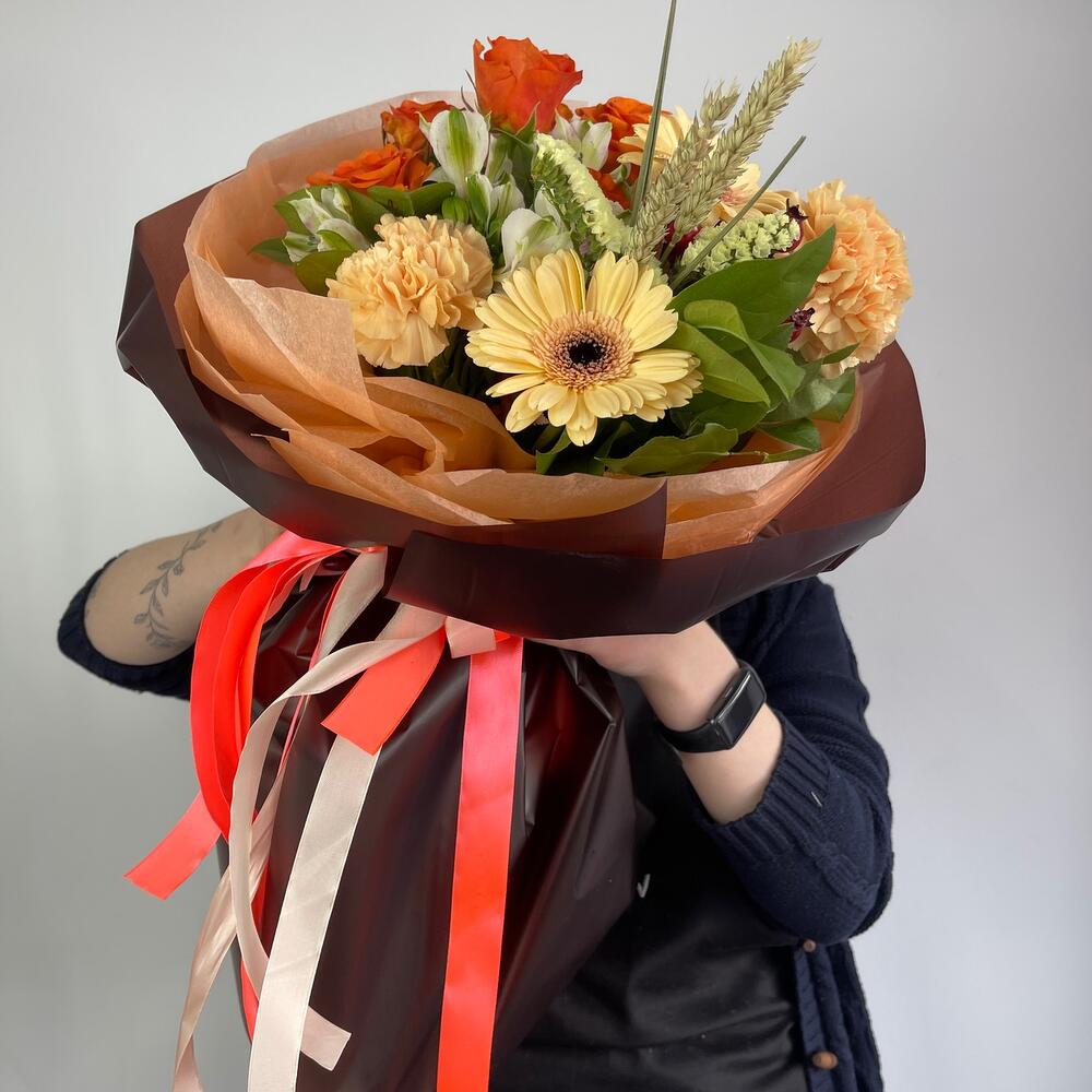 Букет с герберой, розами и диантусами