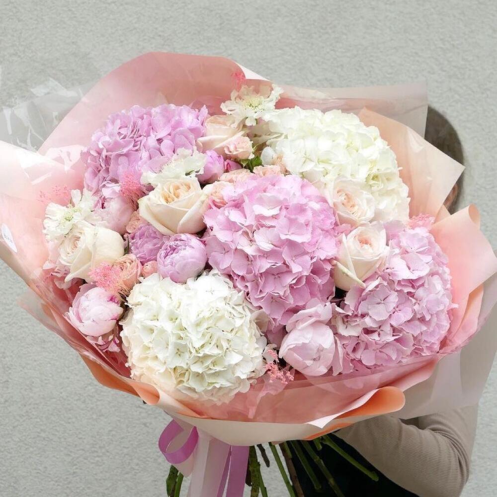 Букет из гортензий, пионов и пионовидных роз «Струны души»