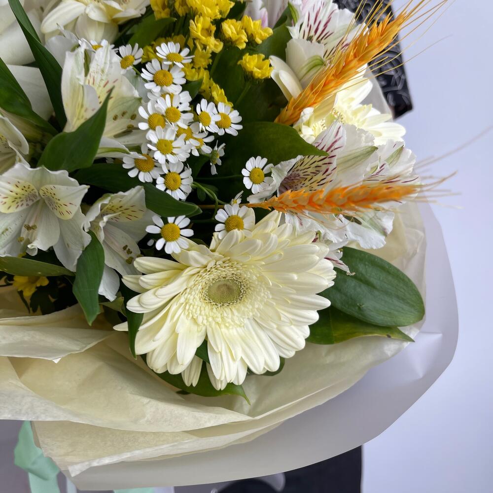 Букет из гербер, роз и альстромерии