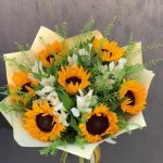Букет подсолнухов с альстромериями и декоративной зеленью
