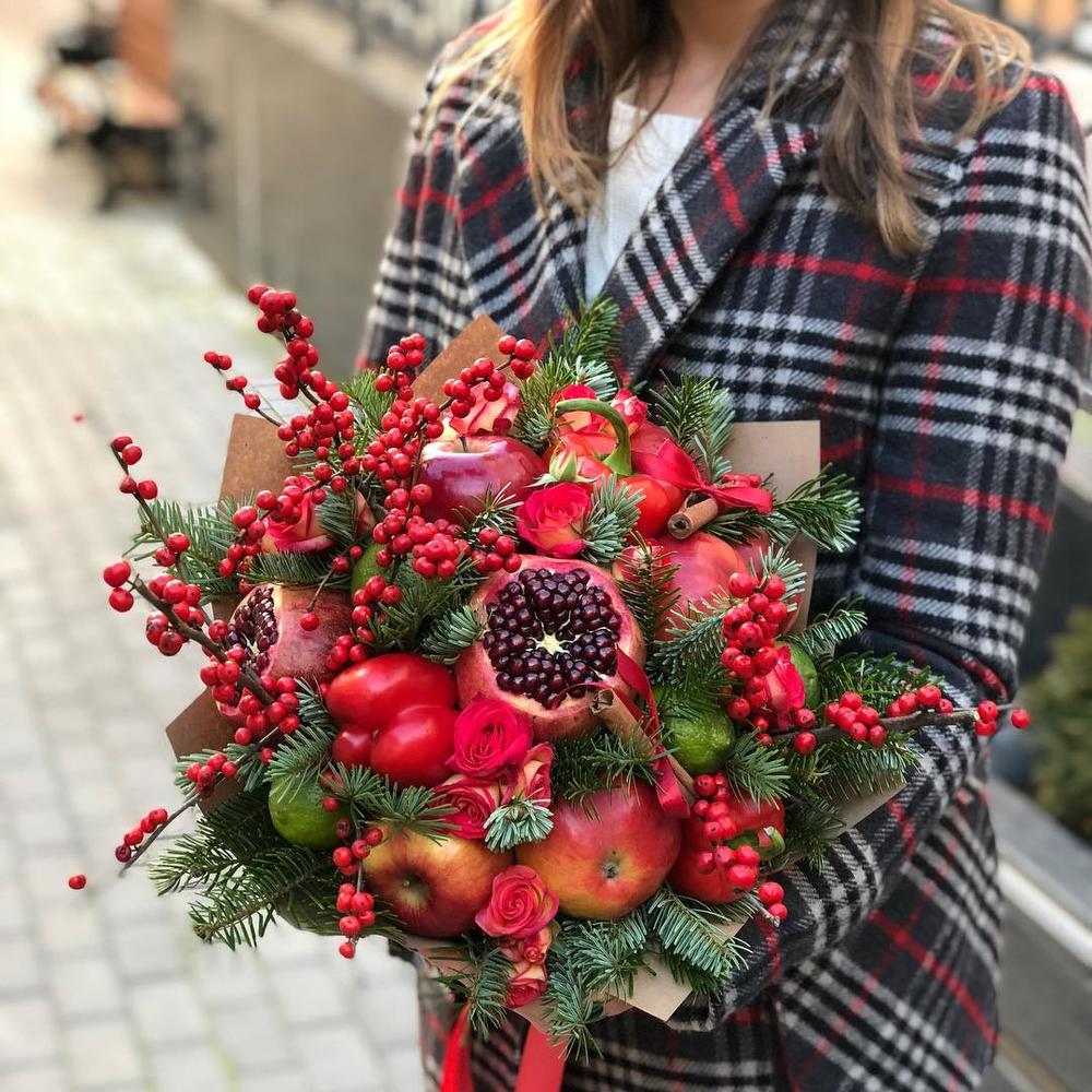 Съедобный зимний букет из гранатов, яблок, илекса, кустовых роз и нобилиса 