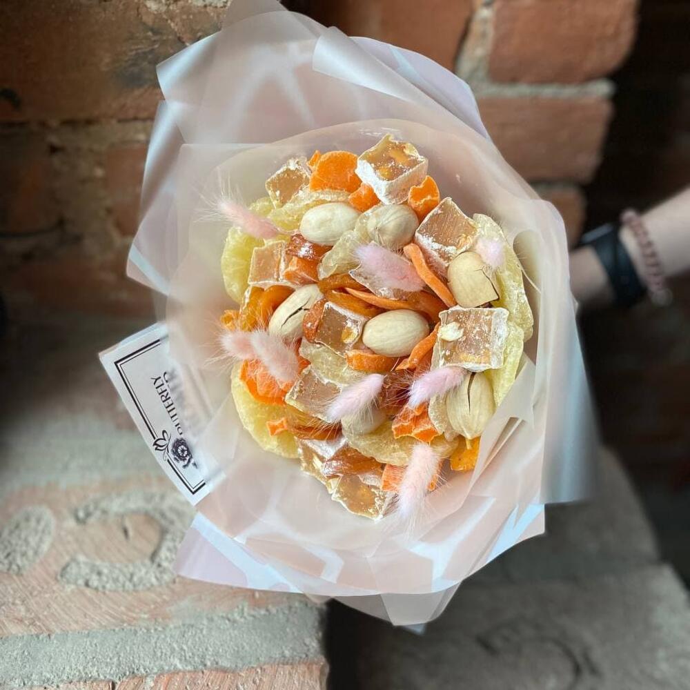 Съедобный букет из сухофруктов, орехов и лагуруса 