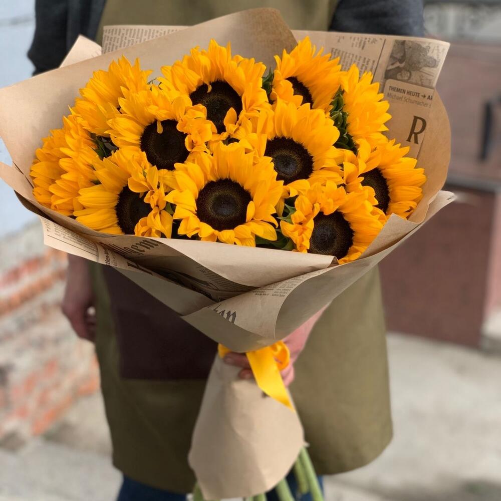 Монобукет подсолнухов 11 шт в крафте Монобукет подсолнухов 11 шт в крафте