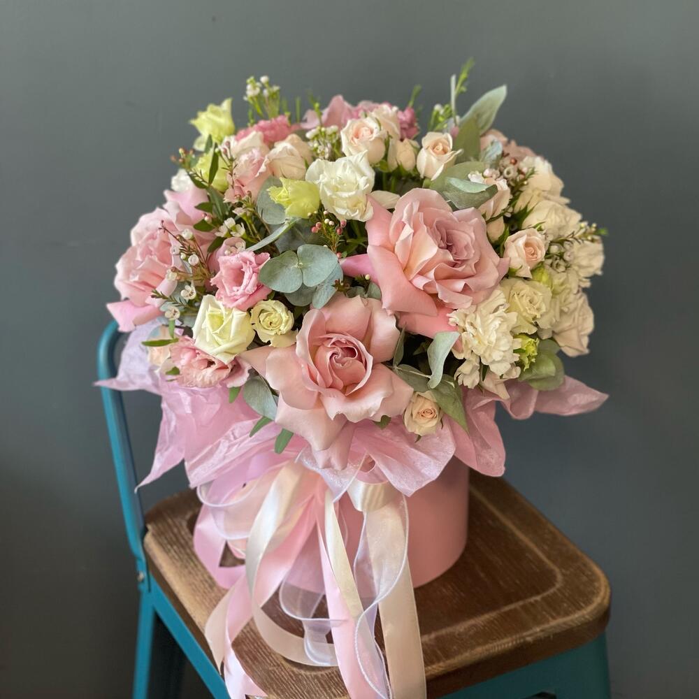 Цветочная композиция с розовыми розами 