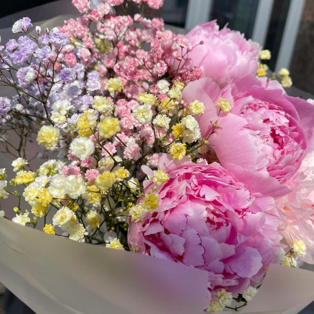 Чудесный букет из крупных пионов Sara Bernhardt и радужной гипсофиллы