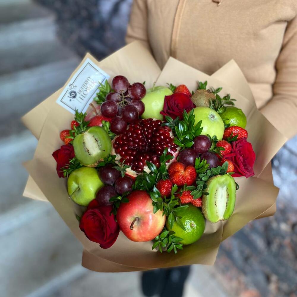 Съедобный зимний букет из граната, яблок, киви, клубники и зелени 