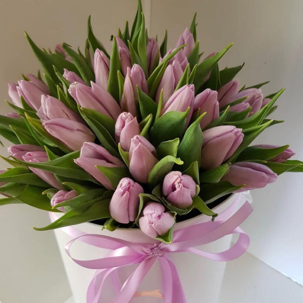 Сборная композиция из 51 розового тюльпана в шляпной коробкой