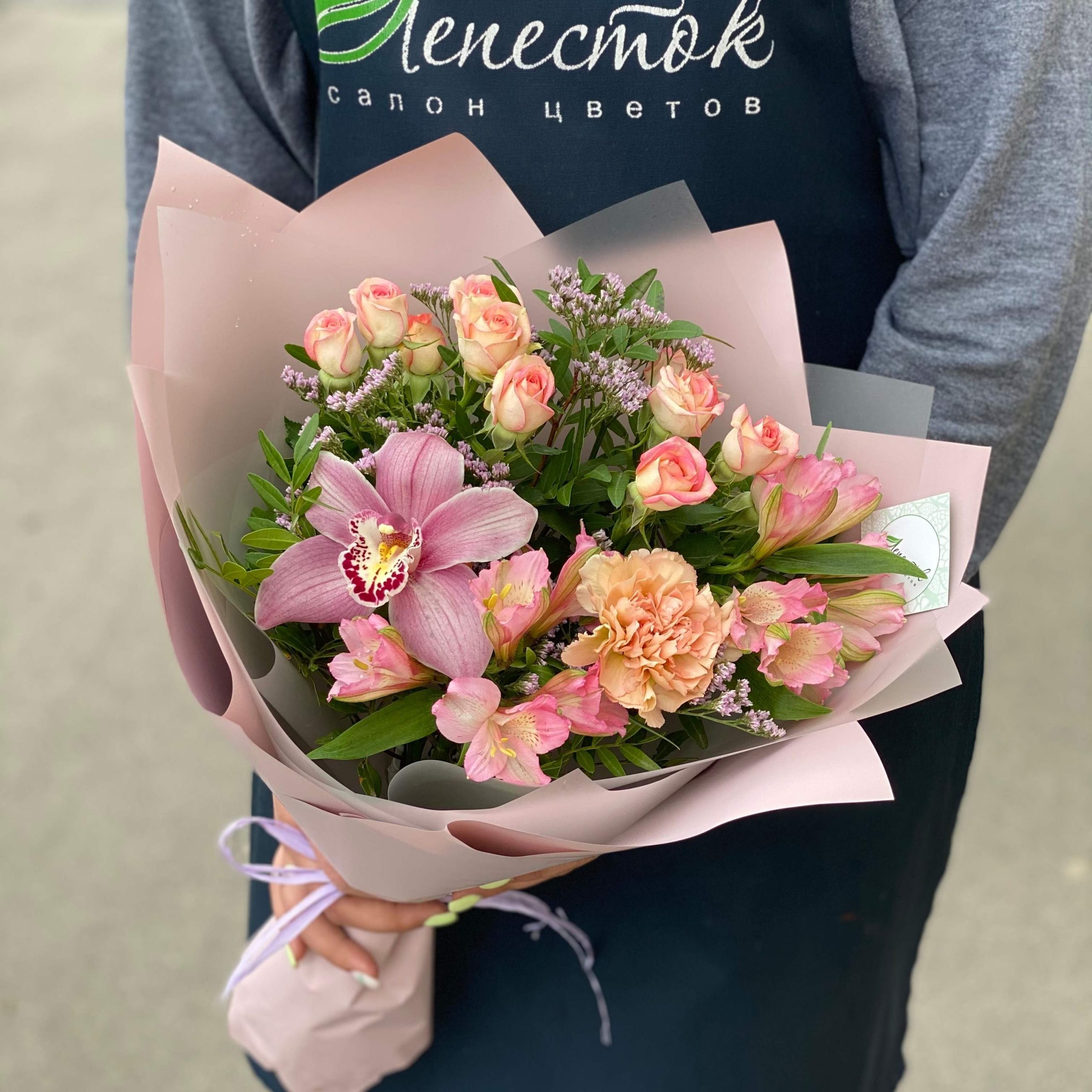 Букет из цимбидиума, кустовых роз Азора и альстромерий