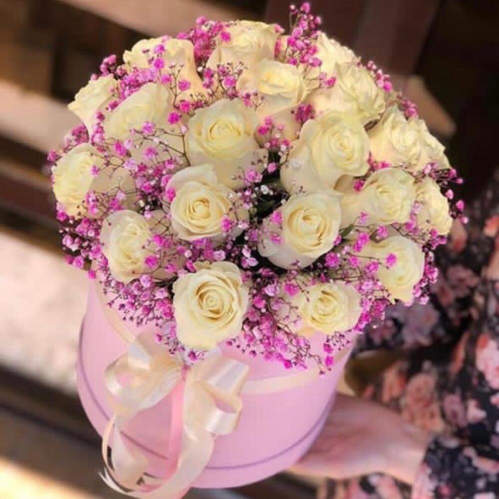 Цветы в коробке розы и гипсофилы