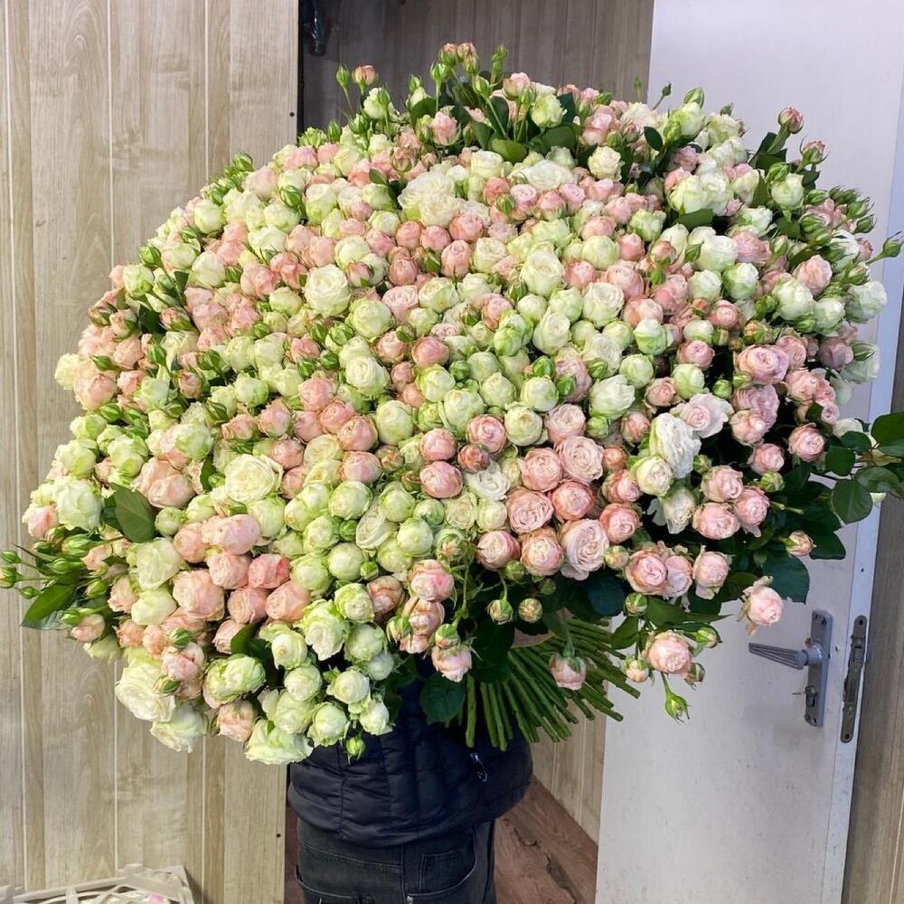Огромный букет из пионовидных роз