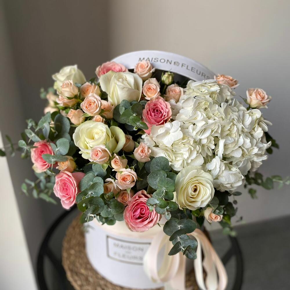 Микс роз с гортензией в коробке