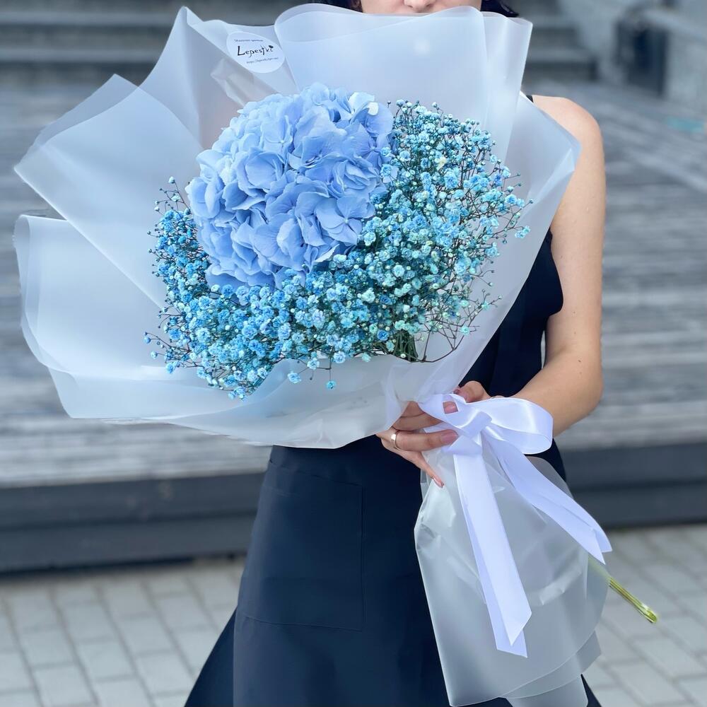 Букет с гортензии и гипсофилы