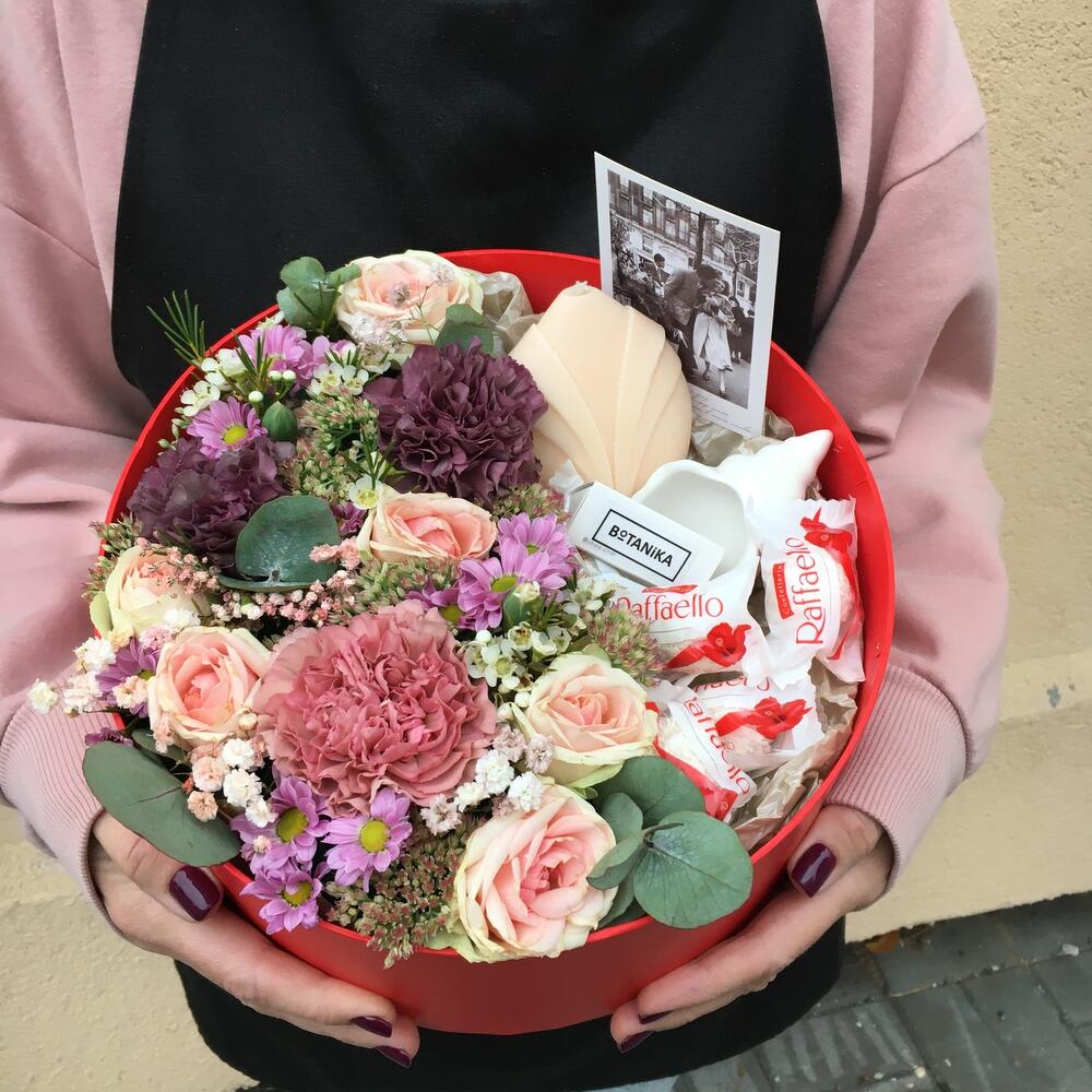 Композиция с цветами и подарками