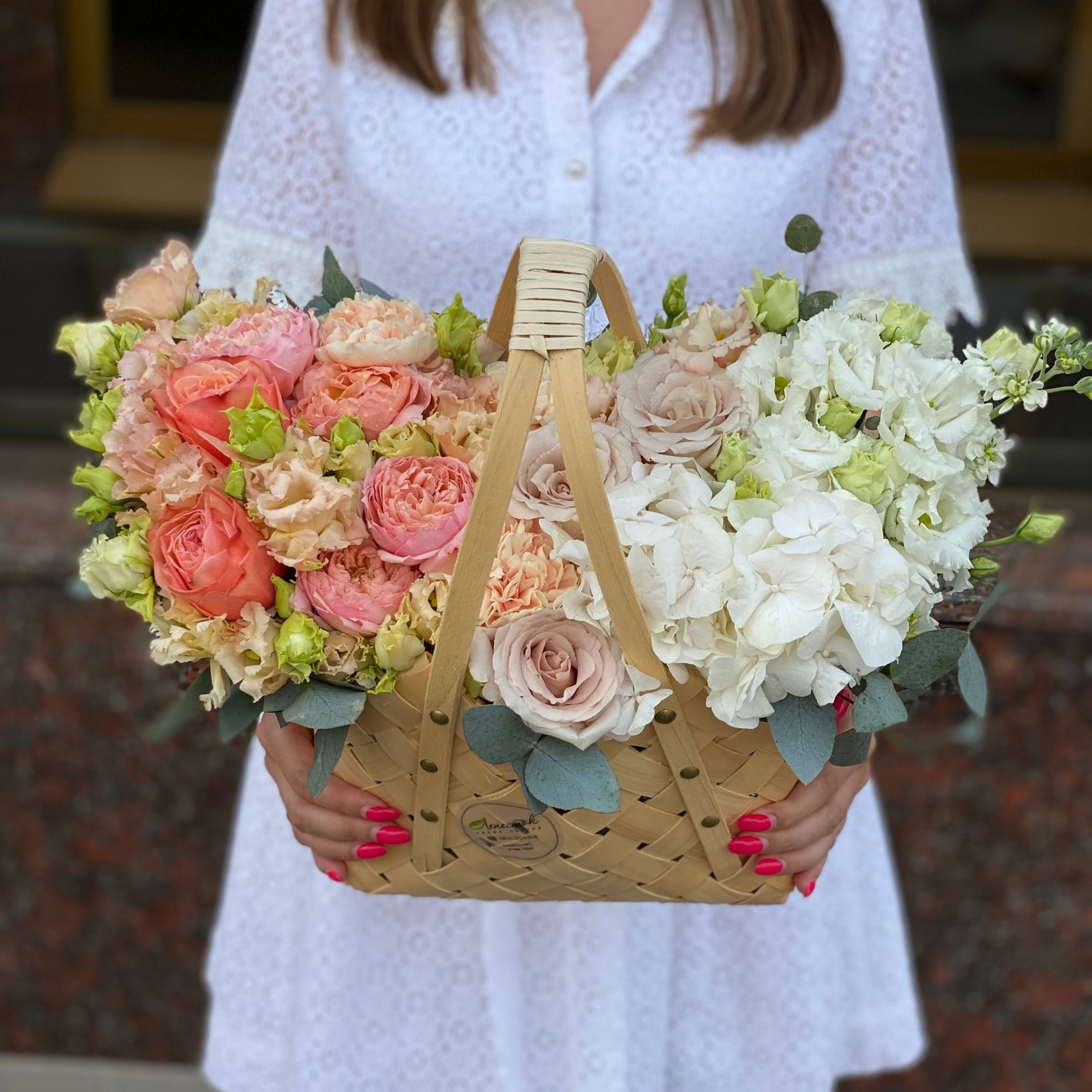 Корзина из гортензии,  пионовидных роз, эустом