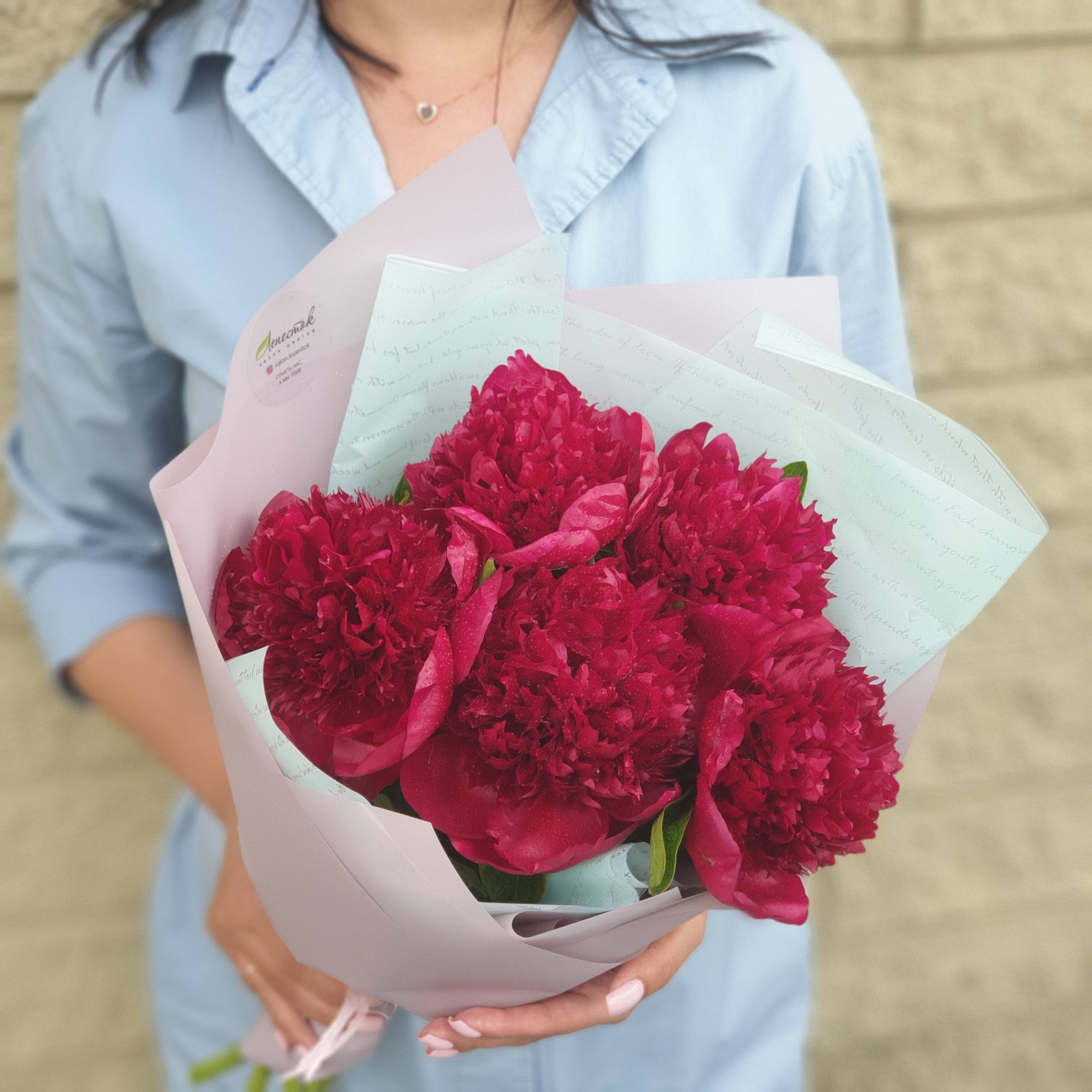 Охапка бордовых пионов ( 5 штук )